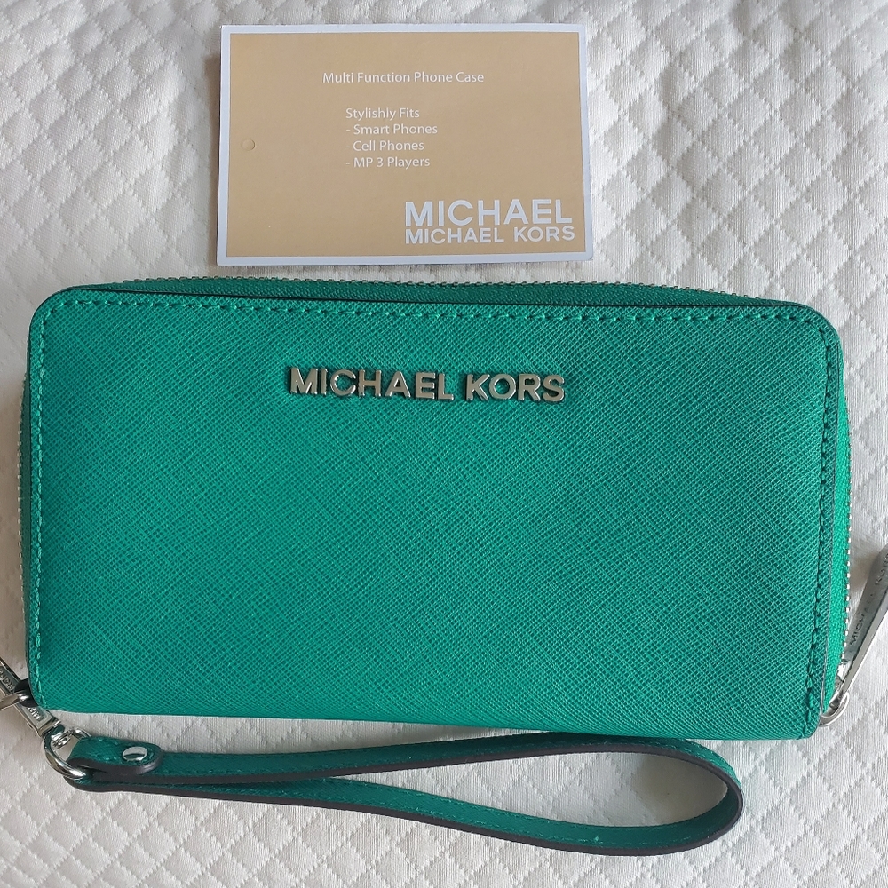Beautiful Michael Kors saffiano wallet